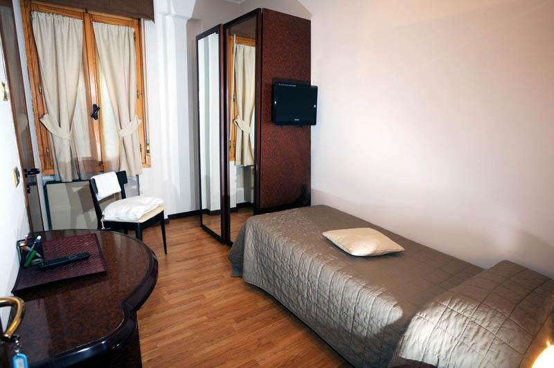 Drake Hotel Maranello Bilik gambar